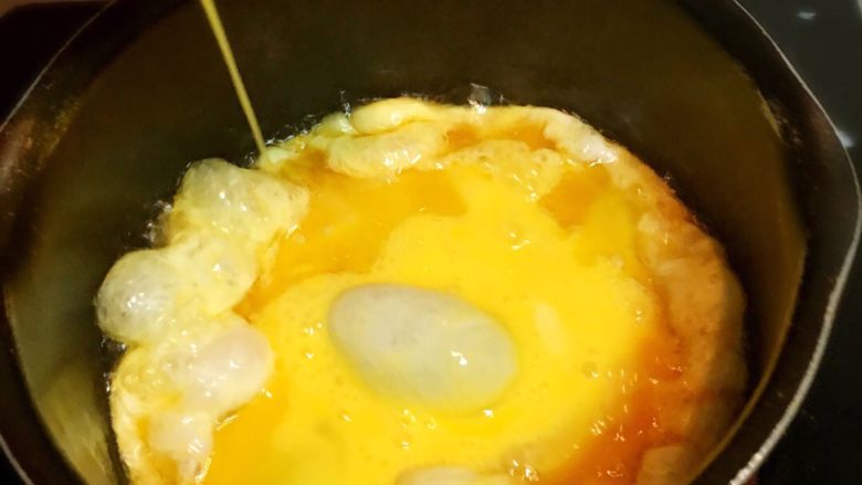 西红柿鸡蛋面片,锅中入油，炒鸡蛋