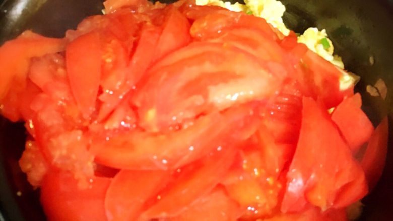 西红柿鸡蛋面片,加西红柿炒匀至碎，加入生抽、老抽，盐调味