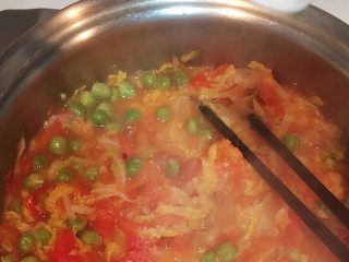 番茄豌豆盖浇饭,待汤汁儿浓稠后依次加盐、糖，翻炒。
