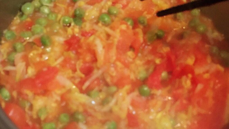 番茄豌豆盖浇饭,用筷子不断翻炒避免糊锅，香味四溢后关火。