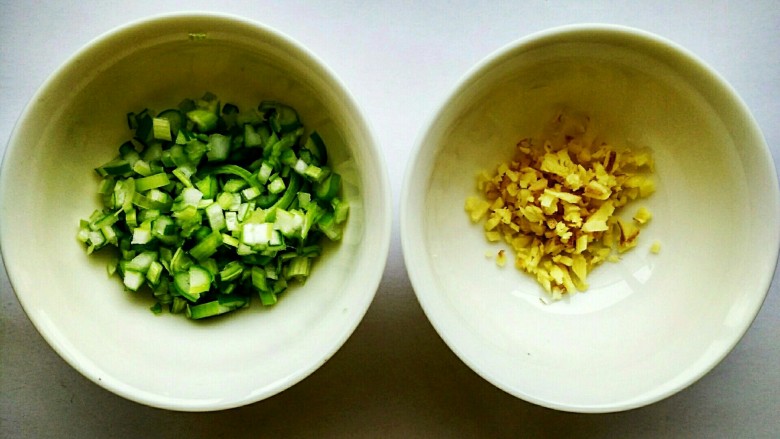 手撕包菜＃春意绿＃,这道菜用的葱大约是一寸长的一段，姜用3片就可以了，切成末备用