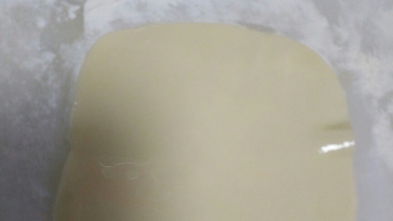 烫面薄饼,擀饺子皮一样擀成薄饼，比饺子皮大一些，表面刷一层油。