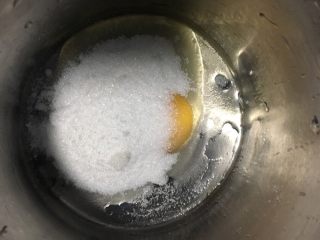 黄桃蒸蛋糕,鸡蛋加糖搅拌糖融化