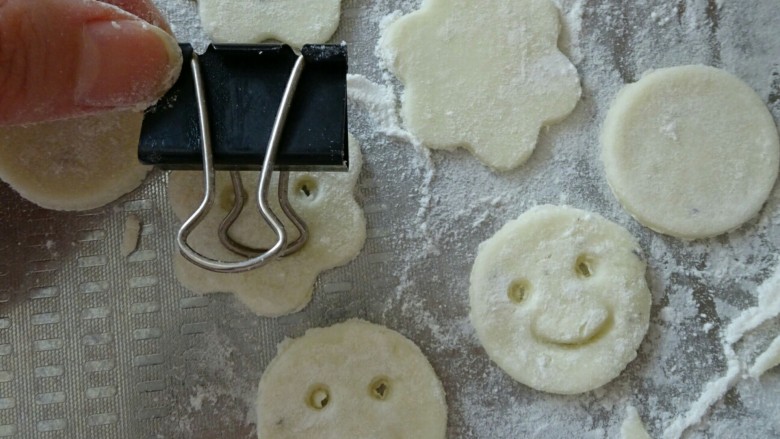 笑脸土豆饼,用筷子扎出眼睛，用勺子柄或者书夹压出嘴巴