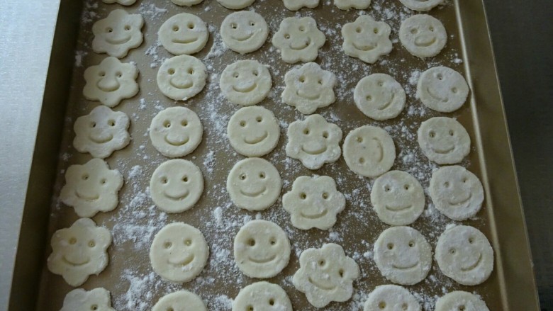 笑脸土豆饼,笑脸土豆饼的原型做好了，铺开放着，不要重叠，以免黏在一起