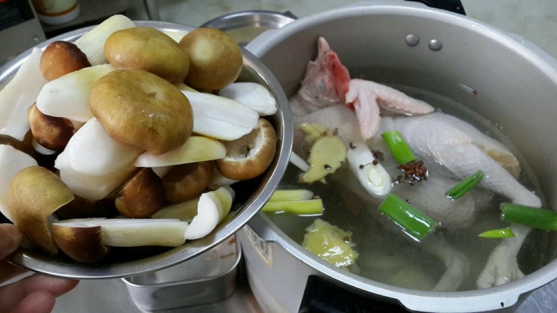 松茸煲老鸡,如图，加松茸，压35分钟