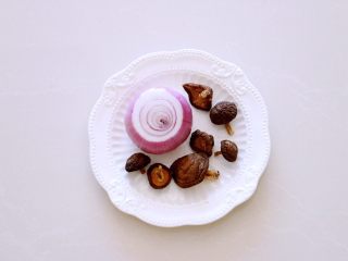 喷香的香菇排骨焖饭,洋葱选紫色的或者红葱头，味道更好；选择干香菇，它比新鲜香菇香味更浓郁。