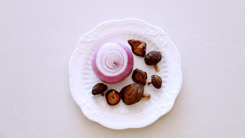 喷香的香菇排骨焖饭,洋葱选紫色的或者红葱头，味道更好；选择干香菇，它比新鲜香菇香味更浓郁。