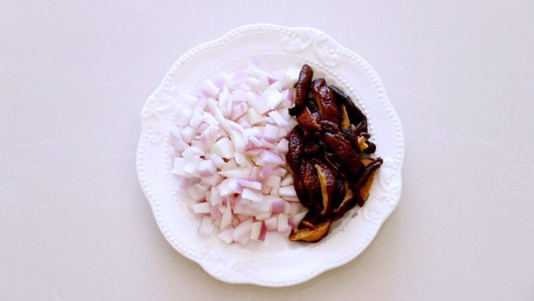 喷香的香菇排骨焖饭,洋葱切成小丁，香菇泡发后挤出水分切成条状。