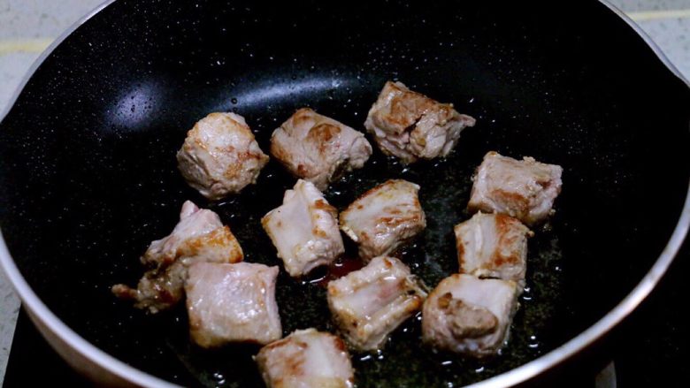 喷香的香菇排骨焖饭,热锅热油，先下排骨中小火煸炒出部分水汽，至焦黄。这样处理的排骨才香，口感也好。