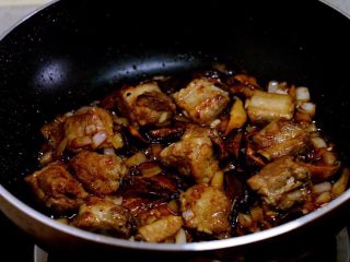 喷香的香菇排骨焖饭,再放香菇略炒，调入生抽和盐炒匀。