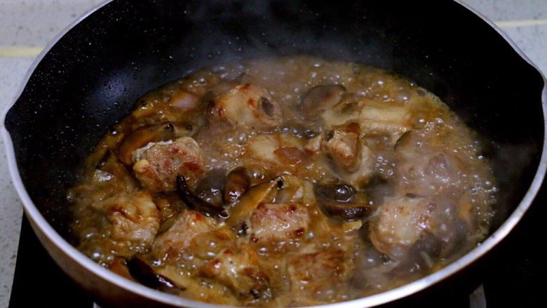 喷香的香菇排骨焖饭,添加适量清水，宜少不宜多。烧开后再煮十五分钟左右。这是为了确保排骨和米饭的成熟度保持一致。