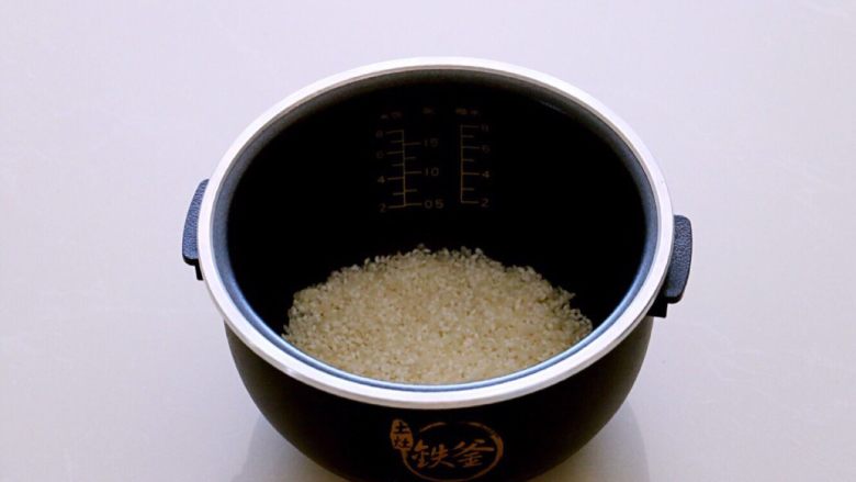 喷香的香菇排骨焖饭,米用清水淘洗两遍，不要超过两遍，防止营养流失。