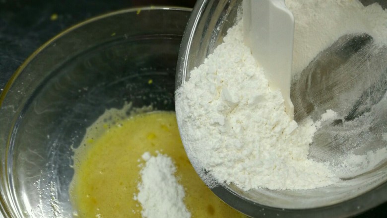 快手甜点——玛德琳（贝壳蛋糕）,粉类加入蛋液中，搅拌均匀