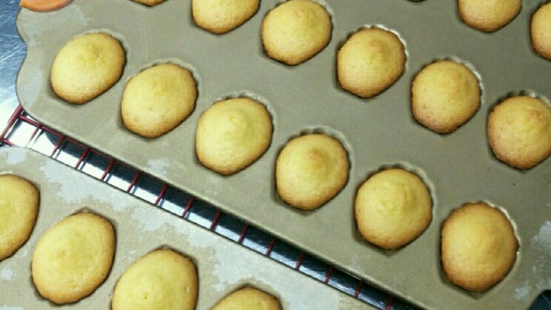快手甜点——玛德琳（贝壳蛋糕）,180℃，10分钟左右，看自家烤箱上色程度。