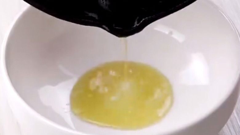 鱼香烘蛋,第一次沥油，翻面防止溅油，蛋液成形即可翻面