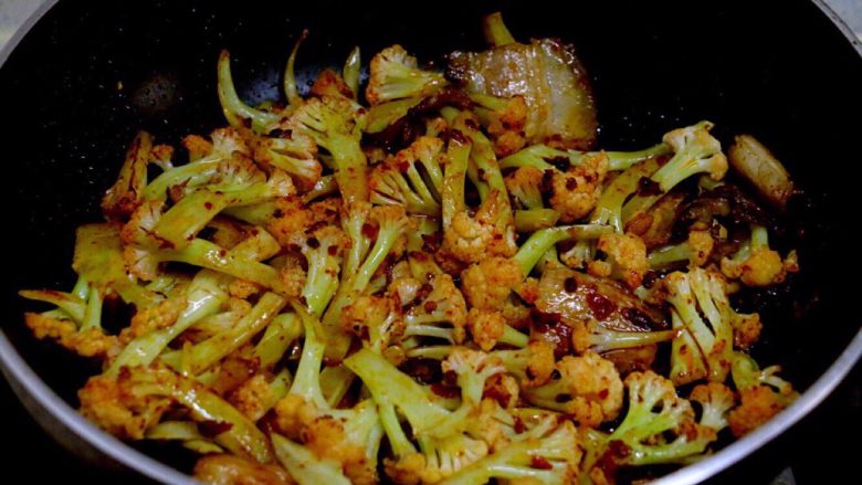 干锅菜花,炒出红油以后，翻炒菜花，炒匀，动作要快。