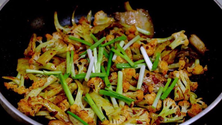 干锅菜花,临出锅撒上香葱段即可。可以根据实际情况决定是否加盐，因为豆瓣酱本身很咸。