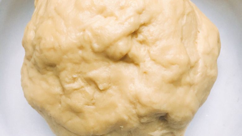 果仁大列巴面包,最后得到一个光洁的面团，看不见黄油了再揉十分钟，出不出膜都可以！如果是手揉的话，黄油切成小丁，不停的揉进面团，一直揉到面团光滑看不见黄油再揉十分钟。