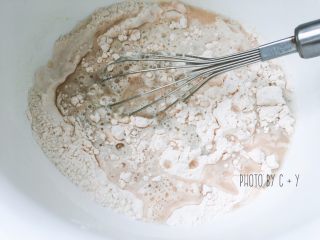 法式长棍面包（黄油脆皮版）,干酵母倒入温水里化开，倒进混匀的面包粉内，用蛋抽搅拌成团。