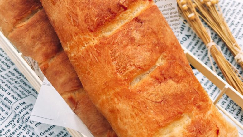 法式长棍面包（黄油脆皮版）,加了黄油的法棍表面脆脆的，颜色特别好看。