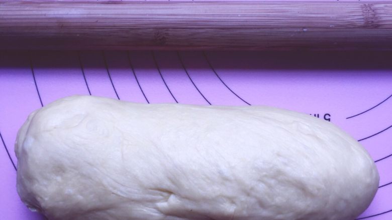 果仁大列巴面包,把其中一个面团搓成长条，这样好符合大列巴的形状，擀起来没那么费力。