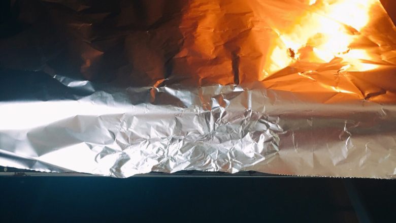 果仁大列巴面包,170度上下火30分钟，中层。第一次做，前十分钟最好看着烤箱，每个牌子烤箱都不一样，大约十分钟，中间就有点上色了，为了防止上色过深，可以加盖锡纸，温度降到160度一直到烤好！