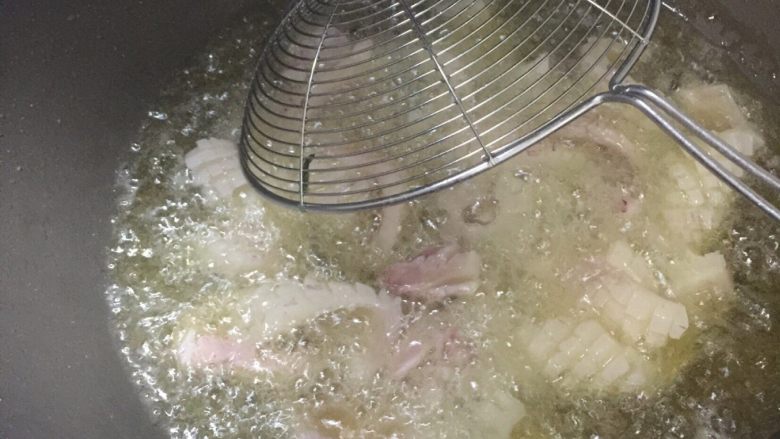 麦穗鱿鱼,起锅，热油，把鱿鱼放入滑油一分钟
