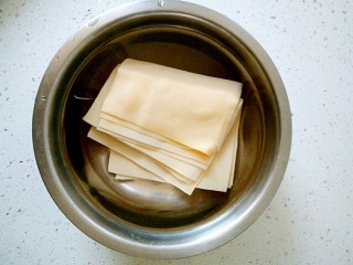 家常干豆腐卷大葱,干豆腐用热水烫一会儿，如果是新买且很软的干豆腐可以不用热水烫。
