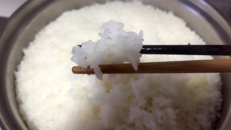 酱香味秋葵寿司（纯素版）,大米饭蒸好是粒粒分明，不粘不硬的口感最好吃。
