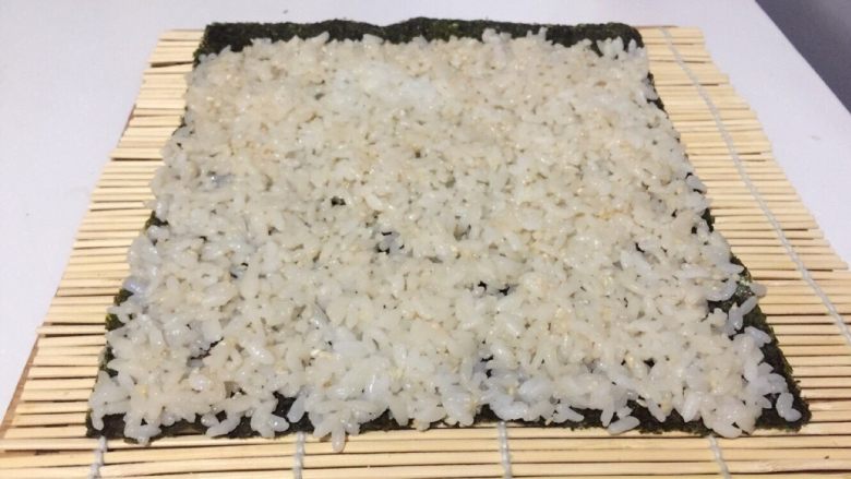 酱香味秋葵寿司（纯素版）,把拌好的米饭均匀的铺在海苔上
