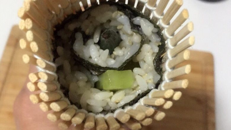 酱香味秋葵寿司（纯素版）,最后卷成这样实实紧紧的。