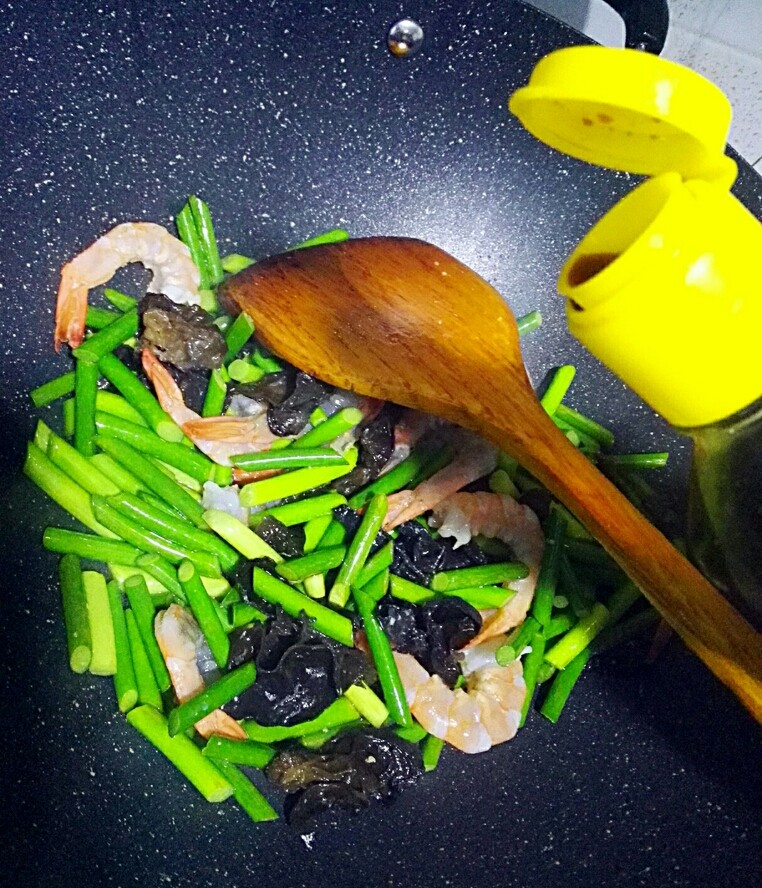 蒜苔木耳炒虾仁+#春意绿#,放佐料，生抽，白糖，蚝油
