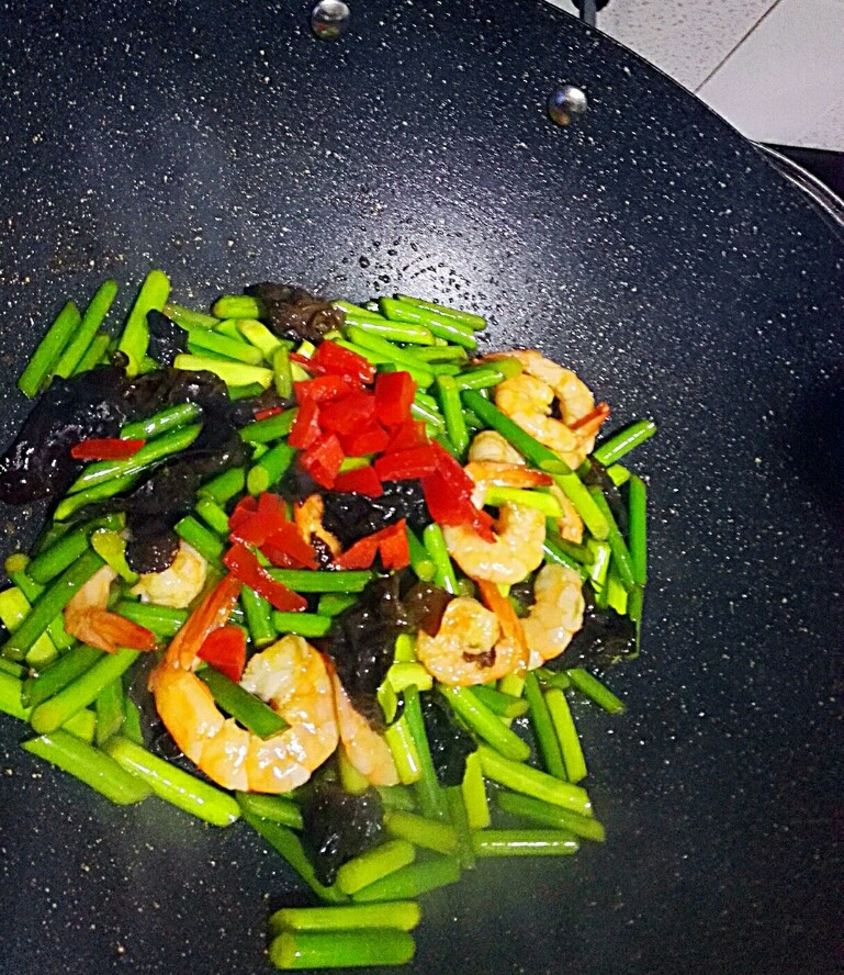 蒜苔木耳炒虾仁+#春意绿#,继续翻炒入味，最后放红椒，就可以起锅了😍😍😍😍😍