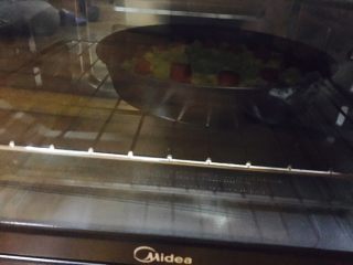 水果披萨,放进烤箱 200度 10-15分钟，
