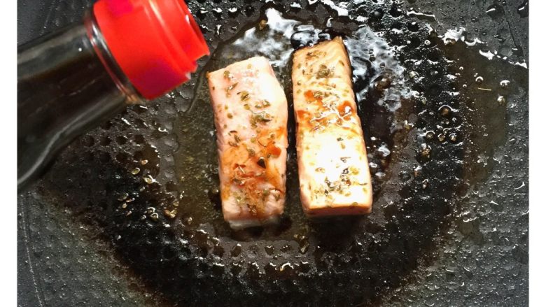 香煎欧式三文鱼排,三文鱼排煎至八成熟时，加入适量的面条鲜酱油烧制