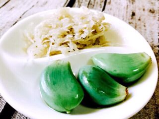 翡翠野菜素饺子#王氏私房菜#,配上自己颜值的腊八蒜和炝菜、完美