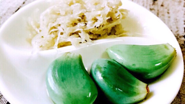 翡翠野菜素饺子#王氏私房菜#,配上自己颜值的腊八蒜和炝菜、完美