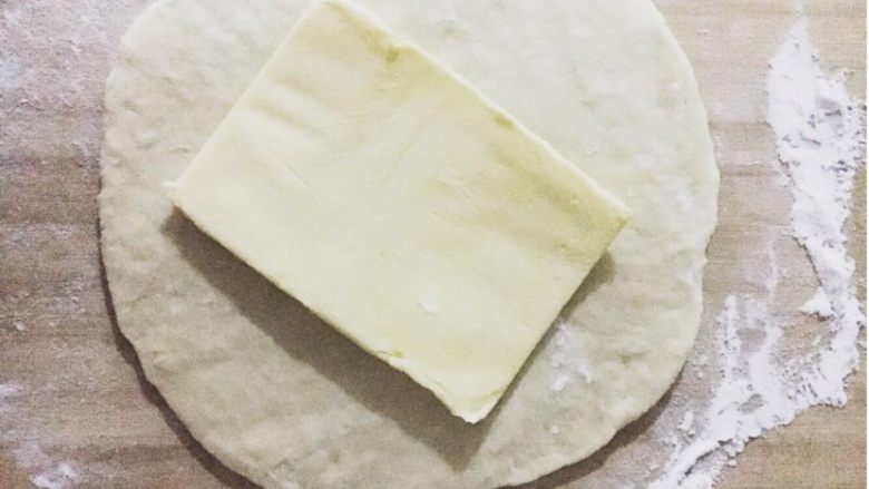 可颂～法式羊角面包,准备好的面团擀成40X30cm的长方形状，中间放入黄油片。