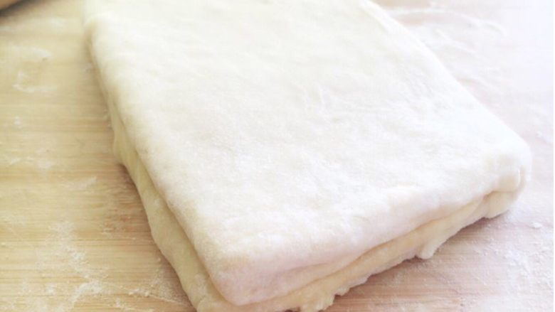 可颂～法式羊角面包,擀开后四折叠起，冷藏1小时后，重复擀开、折叠、冷藏步骤三次。