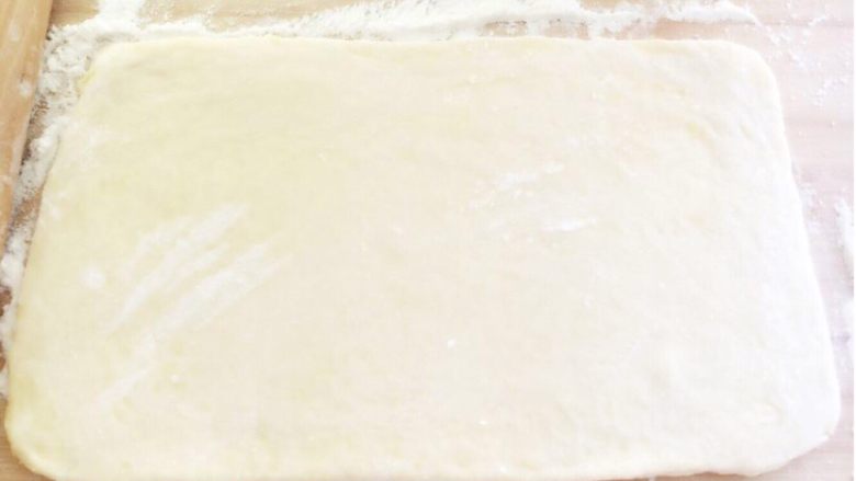 可颂～法式羊角面包,冷餐好的面胚擀开成长45cm，宽25cm，厚度为0.8cm的面片。