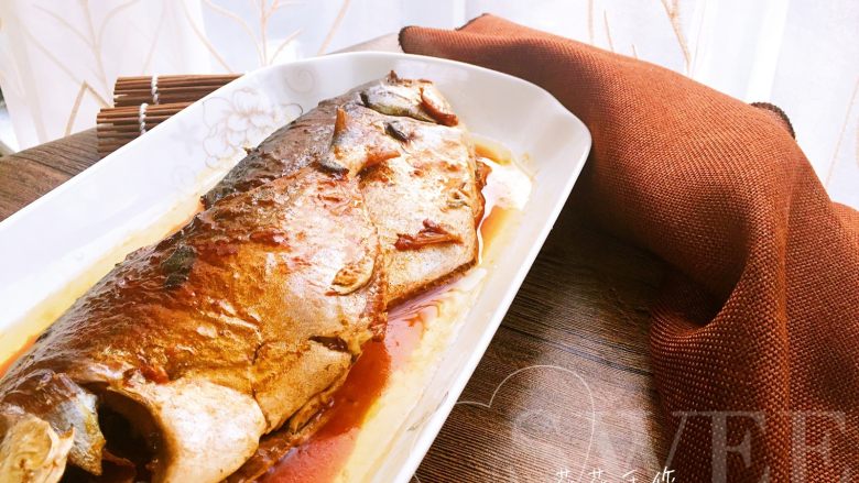 红烧鲳鱼,盛出鱼，葱姜蒜不要，汤汁浇到鱼上面。