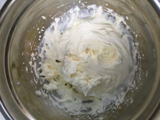 豆乳盒子蛋糕,淡奶油加糖粉打至9分硬，即可以裱花的程度。