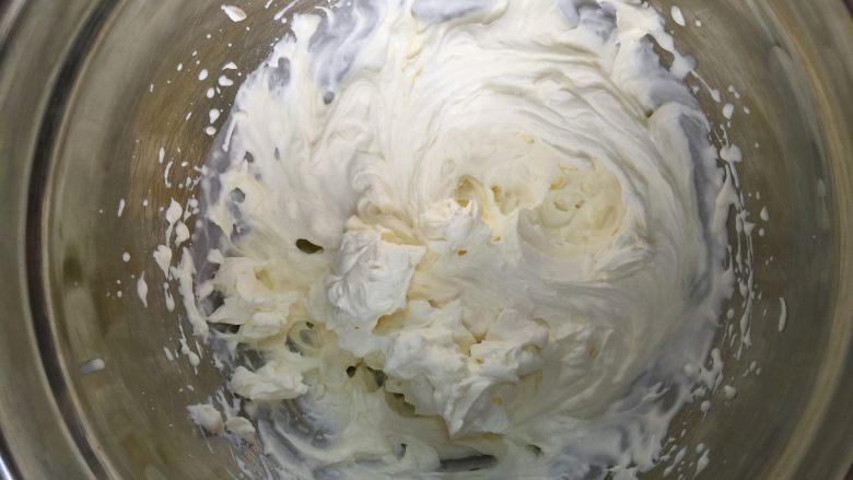 豆乳盒子蛋糕,淡奶油加糖粉打至9分硬，即可以裱花的程度。