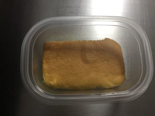 豆乳盒子蛋糕,盒子底部放入一片蛋糕片。