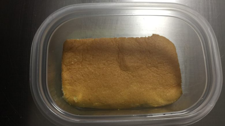 豆乳盒子蛋糕,盒子底部放入一片蛋糕片。