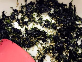宝宝辅食：拌饭芝麻海苔-12M+,直至紫菜变墨绿色，尝一下口感酥脆即可。