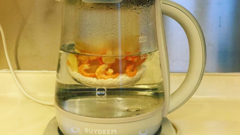 花胶瑶柱糯米粥,用隔水炖盅煲两个小时。Ps.选择隔水炖盅是因为能最大化的锁住食材的营养成分。