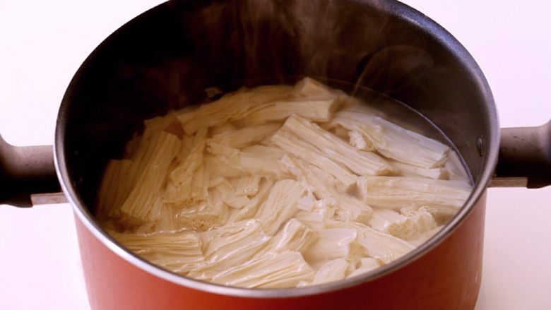 凉拌腐竹#春意绿#,烧开水，放入腐竹焯烫两分钟左右后捞出过凉沥水。