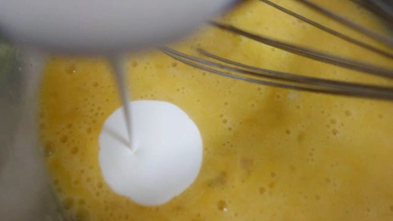 在家轻松做港式蛋挞,蛋液加入奶油